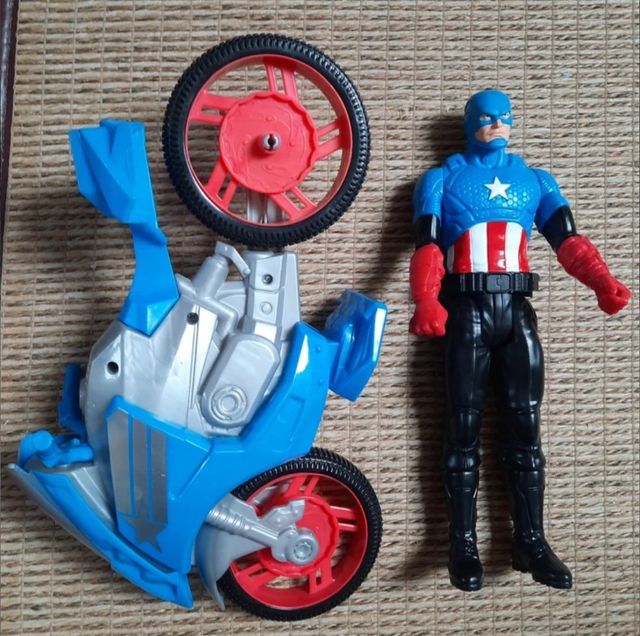 Capitan América con moto