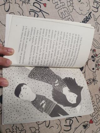 Una vaca, dos niños y trescientos ruiseñores (Ala Delta: Serie Azul) (Spanish Edition)