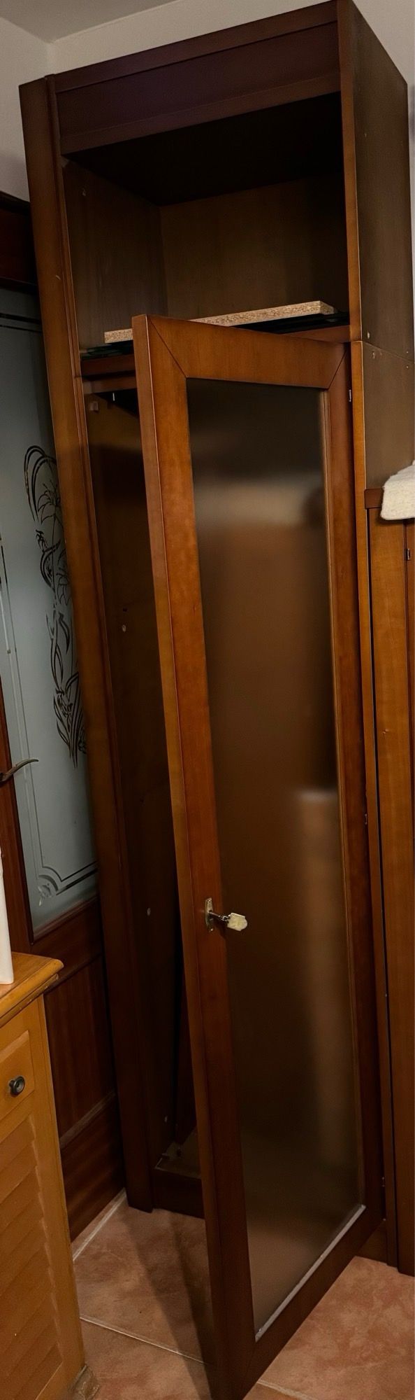 Mueble alto de madera