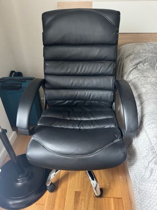 Mesa de escritorio y sillon