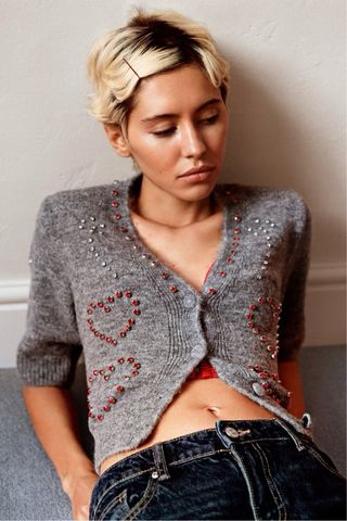 CHAQUETA PUNTO ABALORIOS JOYAS CORAZONES ZARA