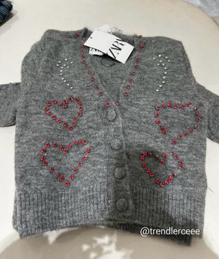 CHAQUETA PUNTO ABALORIOS JOYAS CORAZONES ZARA