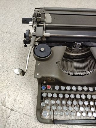 Máquina de escribir hispano-olivetti M40