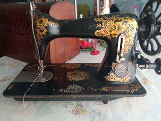 Maquina de coser a pedal preciosa.
