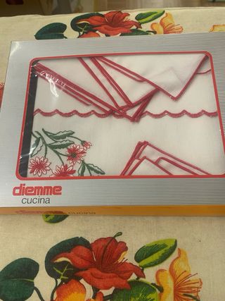 Set da the composto da tovaglia e 6 tovaglioli