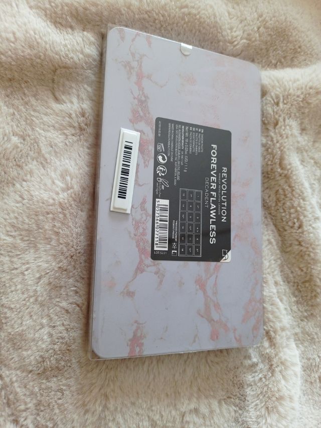 Paleta Revolution Forever Flawless