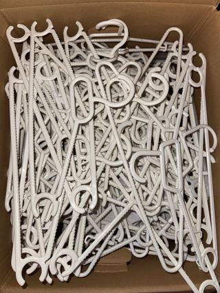 Lote de perchas blancas