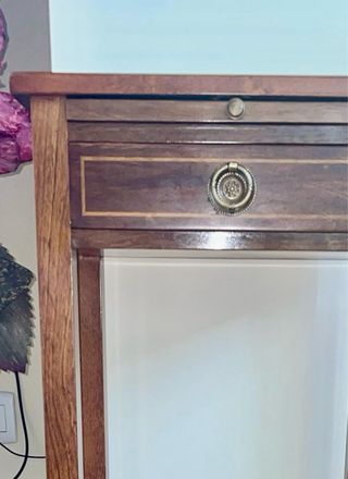 Mesa de madera con marqueteria