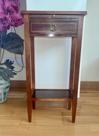 Mesa de madera con marqueteria