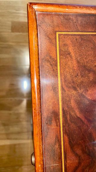 Mesa de madera con marqueteria
