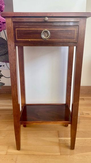 Mesa de madera con marqueteria
