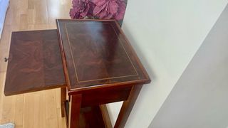 Mesa de madera con marqueteria