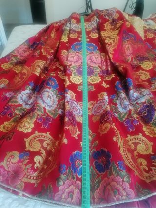 Traje de fallera rojo, manteletas y zapa