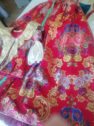 Traje de fallera rojo, manteletas y zapa