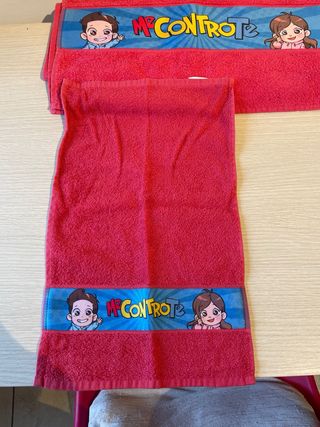 2 Asciugamani uno grande. l altro piccolo