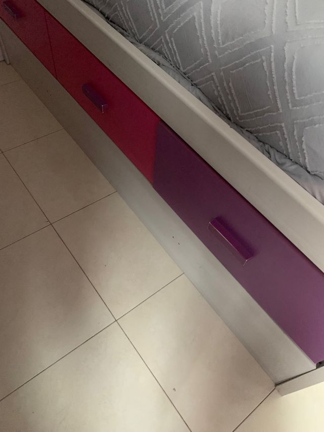 Set infantil con cama,estanteria y harmario