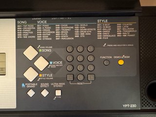 Teclado Yamaha con accesorios