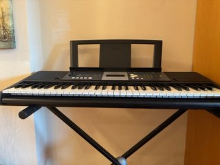 Teclado Yamaha con accesorios