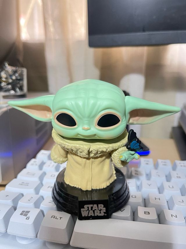 Funko Pop Star Wars Grogu con mariposa