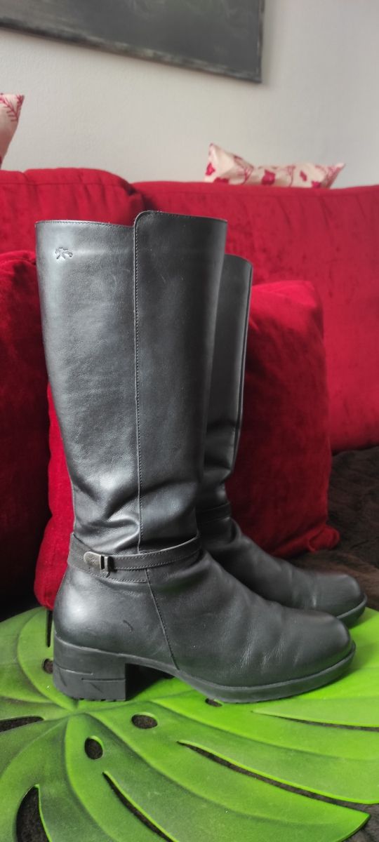 Botas negras de piel marca Fluchos