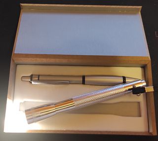 ESTUCHE CON BOLIGRAFO Y LINTERNA PARA REGALO