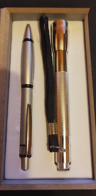 ESTUCHE CON BOLIGRAFO Y LINTERNA PARA REGALO