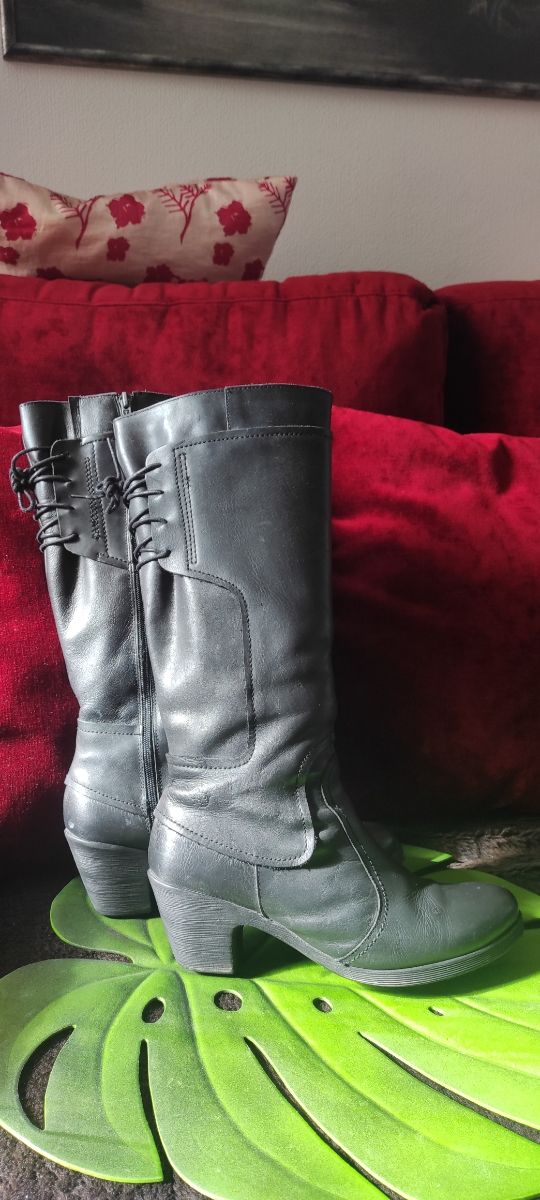 Botas negras de piel marca Yokono