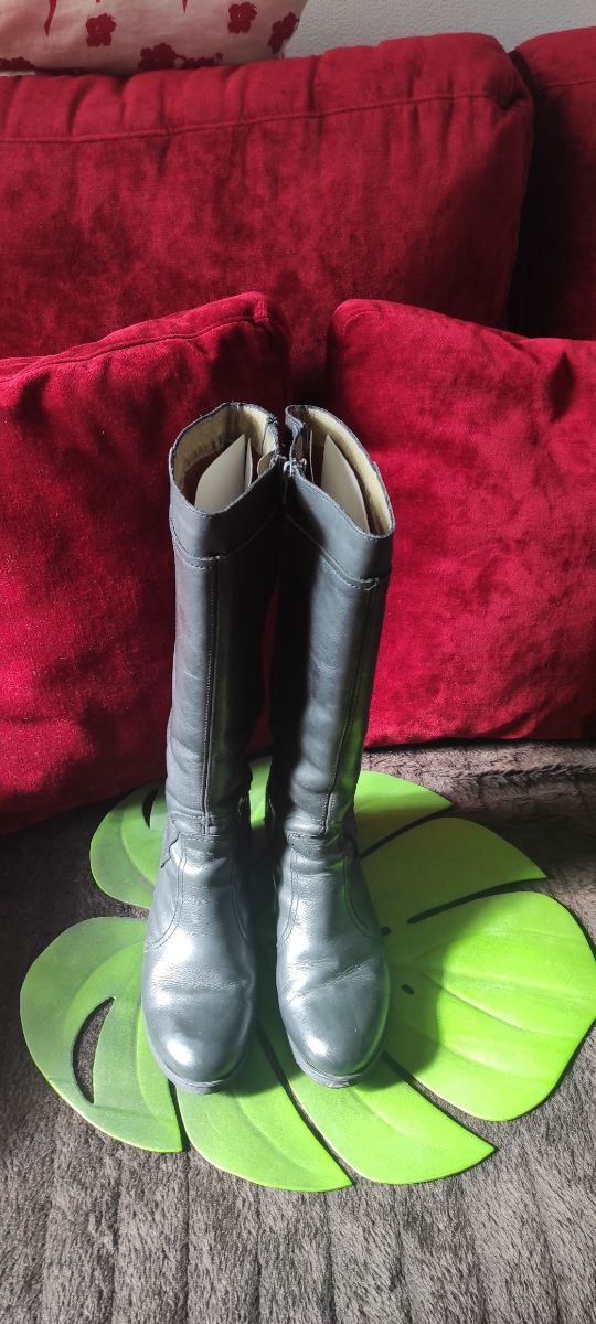 Botas negras de piel marca Yokono