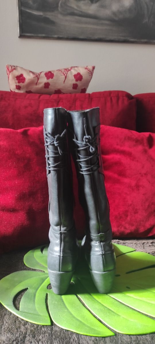 Botas negras de piel marca Yokono