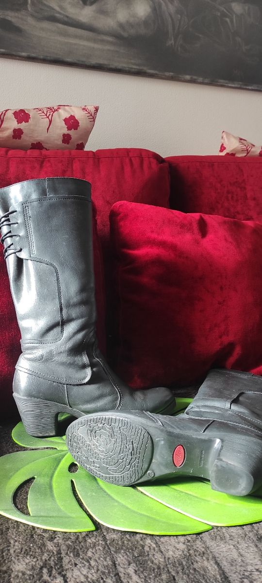 Botas negras de piel marca Yokono