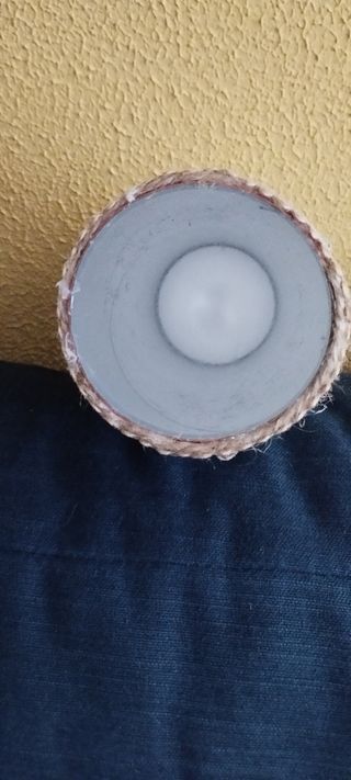 Jarron echo a mano,es de cartón mide 23 cm de s