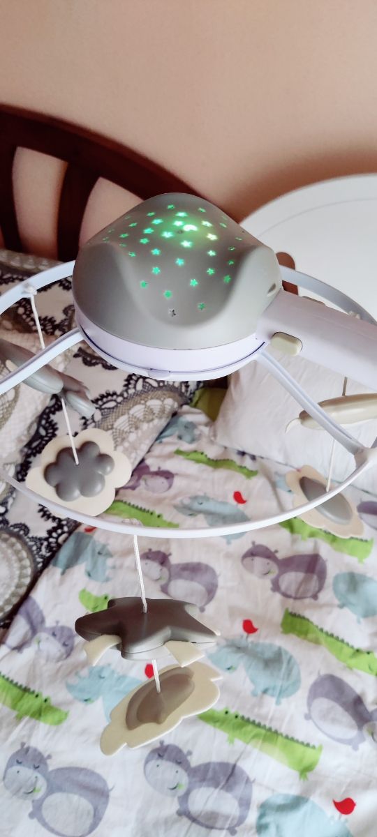 Móvil cuna bebé proyector tres en uno.