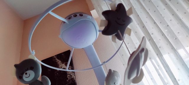 Móvil cuna bebé proyector tres en uno.