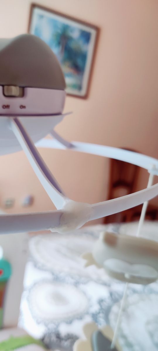 Móvil cuna bebé proyector tres en uno.