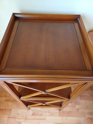 Estantería de madera.