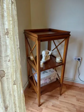 Estantería de madera.