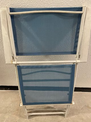 Mesa exterior vidrio y sillas