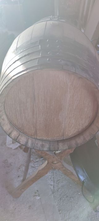 Tonel de vino lleno 32L