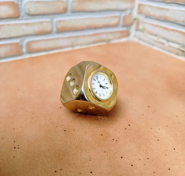 Reloj de dado y teléfono de colección