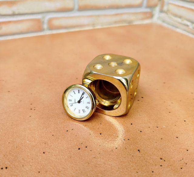 Reloj de dado y teléfono de colección