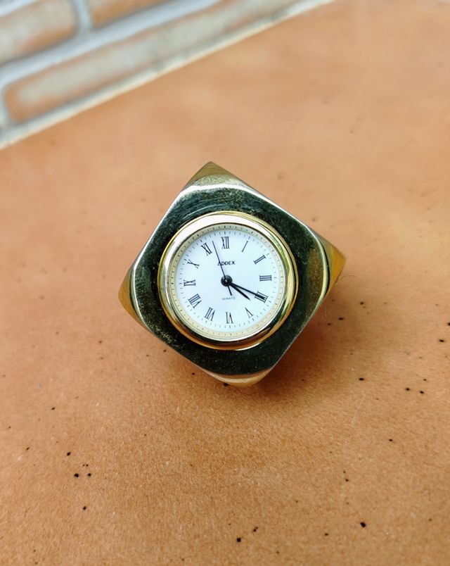 Reloj de dado y teléfono de colección