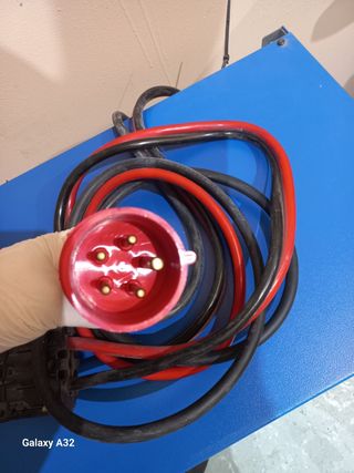 Cargador y baterías carretilla elevadora.