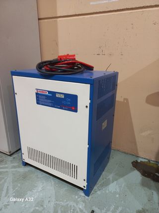 Cargador y baterías carretilla elevadora.