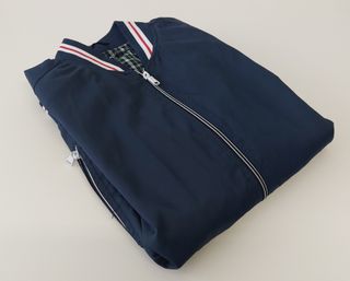 Cazadora bomber azul, de Zara
