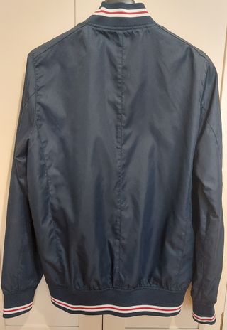 Cazadora bomber azul, de Zara