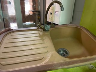 Fregadero con grifo vintage
