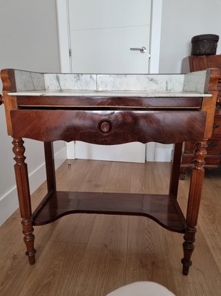 Tocador antiguo de madera y mármol