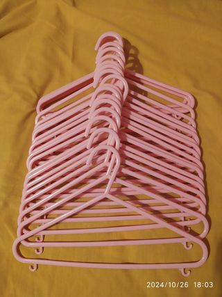 20 perchas plástico rosa