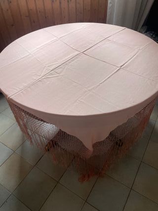 Copritavolo di seta con rifiniture a tombolo