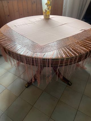 Copritavolo di seta con rifiniture a tombolo